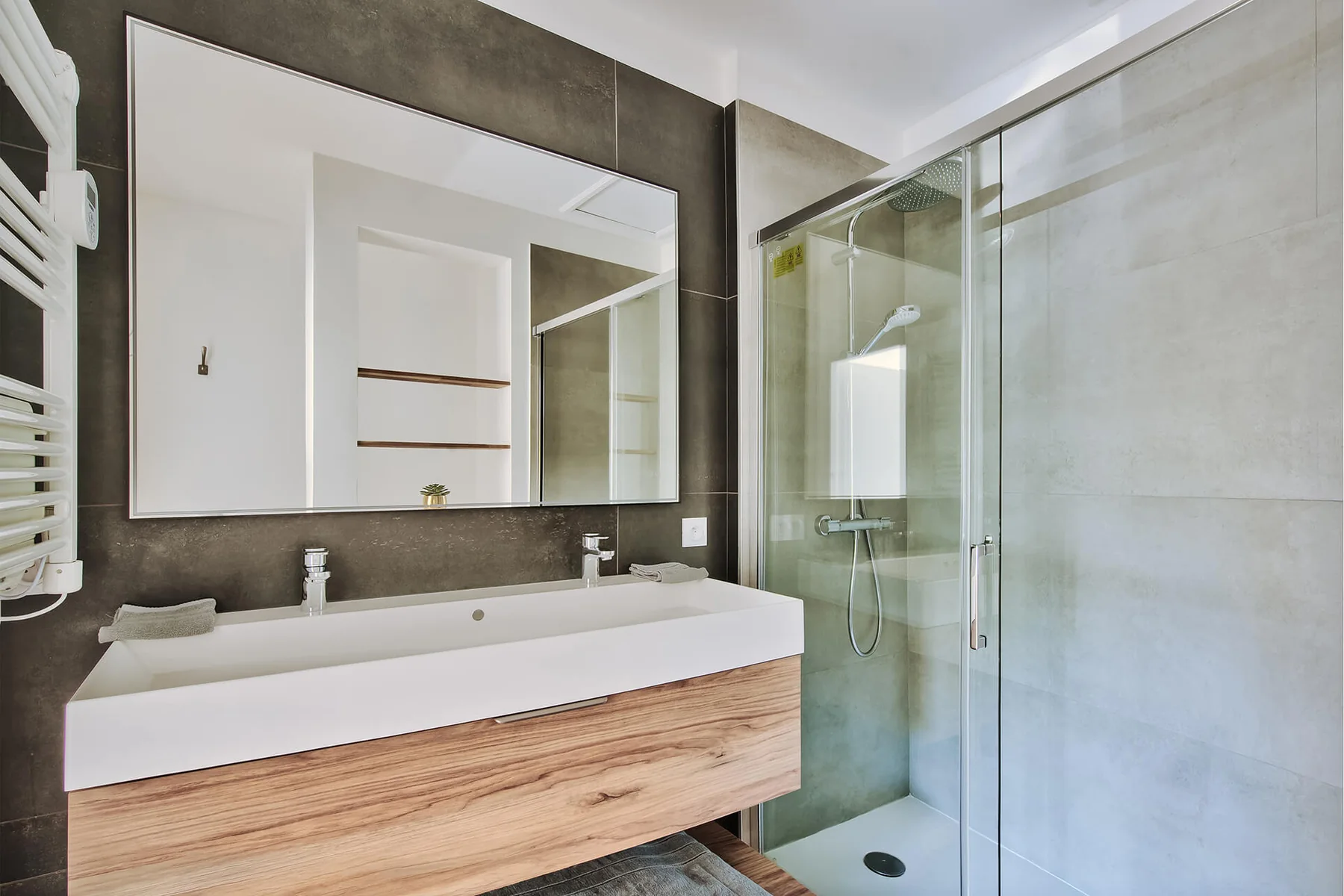 Salle de bain noire de la Suite Bronze