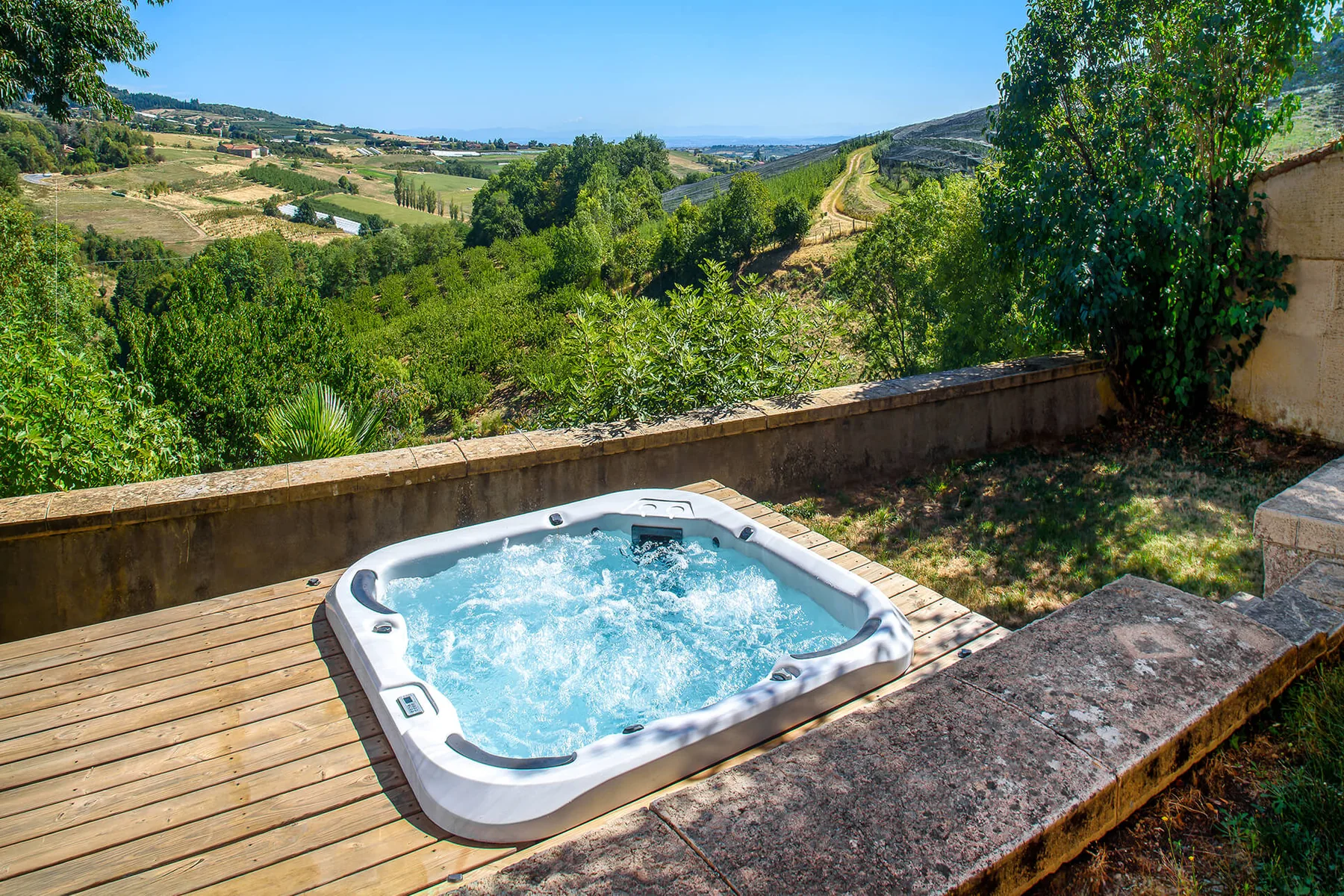 Jacuzzi privé du gîte Les Balcons de La Mathivière à Thurins